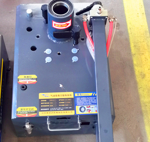  立式扒胎機(jī)一體機(jī)械和普通腳踏開關(guān)的區(qū)別